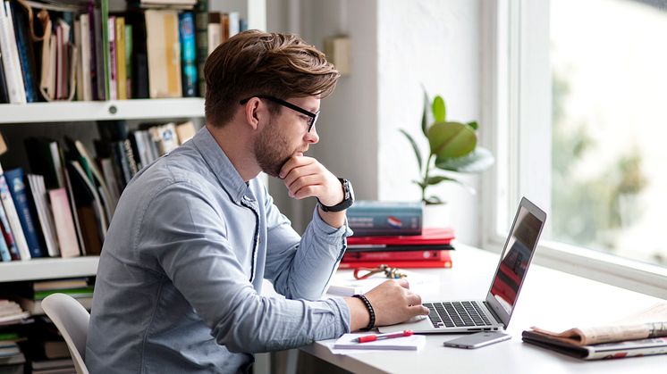 Flere åpner tidligere og betaler raskere når de får digitale fakturaer. FOTO: Posten Norge