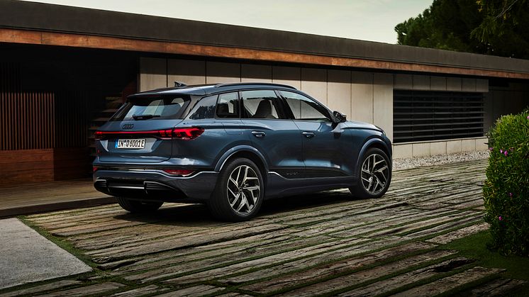 Audi Q6 e-tron quattro (Plasmablå metallak)