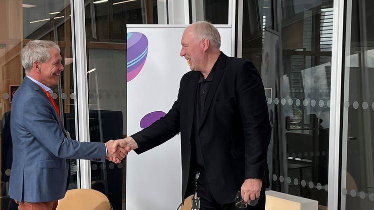 Adm. dir. Sverre Gotaas i Herøya Industripark AS (t.v.) og adm. dir. Stein-Erik Vellan i Telia Norge signerte den nye samarbeidsavtalen på Telias hovedkontor Økern Portal mandag 23. mai. (Foto: Telia)