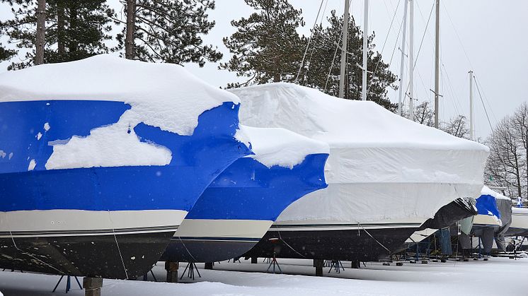 High res image - Sika - Snow on boats