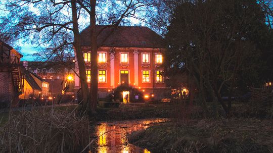 Blodiga slag och juliga adventsvandringar  