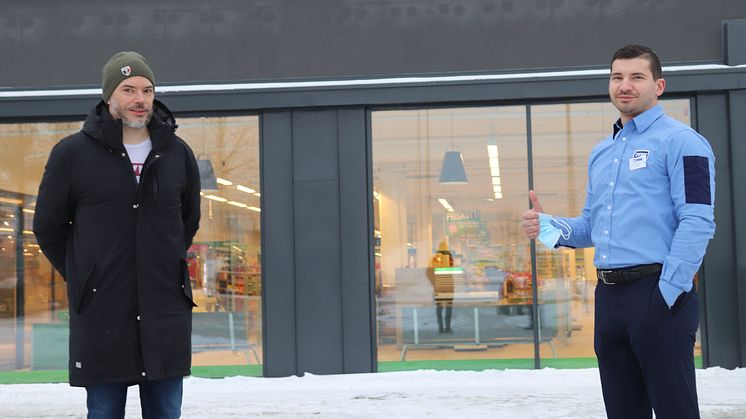 Distriktssjef Henning Kristiansen og Butikksjef Alper San fotobyline: Vivi Rian/Østlandets Blad