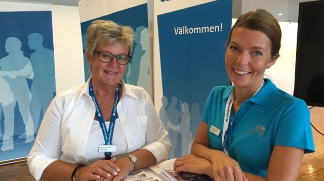 Anna Henebäck, till höger, och Anita Friberg finns på plats i Arbetsförmedlingens monter under hela mässan.