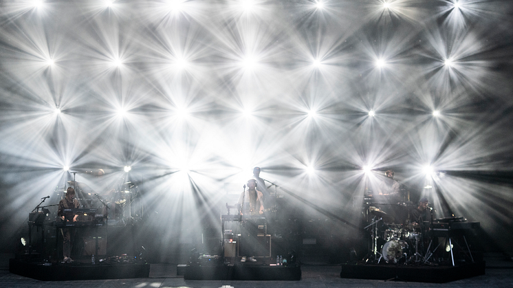 Bon Iver på scenen. Foto: Claire Powell