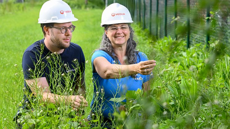 Britta Raabe, Leiterin der NABU-Regionalgeschäftsstelle Weserbergland, gibt Veolia-Mitarbeiter Matthias Kisser hilfreiche Tipps, damit das Gelände der von Veolia betriebenen Kläranlage in Bad Münder so naturverbunden wie möglich bleibt.