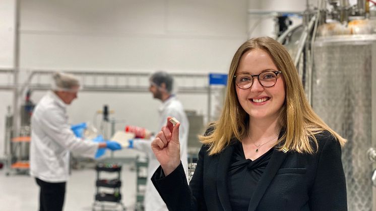 Ebba Fröling, operativ chef på Mycorena, håller upp ett prov av bolagets veganska protein Promyc tillverkat av restprodukter från livsmedelsindustrin.
