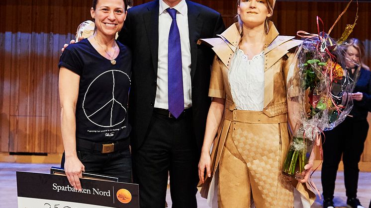 Smurfit Kappa Groups vd, Tony Smurfit tillsammans me vinnaren  Johanna Borgenstål och modellen Klara Degerman.