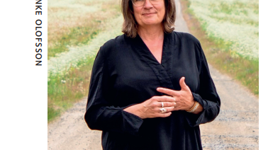 Författaren Madelene Edlund med boken "Vi kom från Johannes" i tidningen Spira