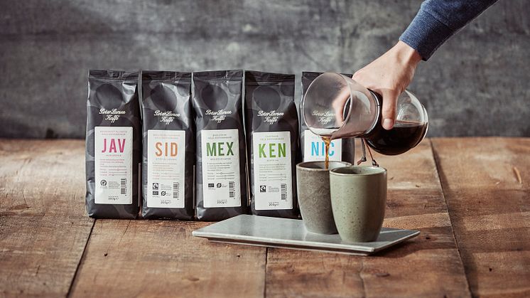 Som markedsleder på hele bønner forventes Peter Larsen Kaffes omlægning af alle virksomhedens helbønneprodukter at få stor indflydelse på hele kaffekategorien i Danmark. 