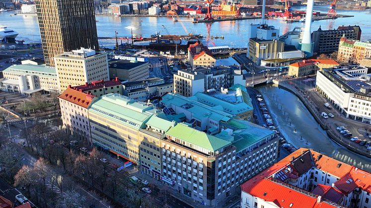 Folkuniversitet hyr sedan 30 år tillbaka 4 000 kvadratmeter på Norra Allégatan i Göteborg (Pustervik 2:19) av Wallenstam. Ett avtal som nu har förlängts med ytterligare 10 år.