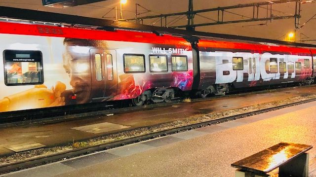 Sveriges första helt folierade tåg med lysande text har tagits fram av MTR Express och Branding sales för att marknadsföra Netflix nya Sci Fi-film Bright.