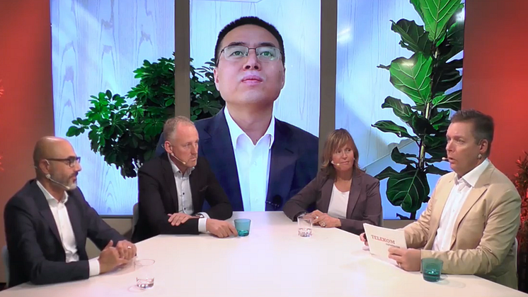 Telekomstudion första program innehöll analyser, intervjuer och diskussioner med branschens viktigaste personer.