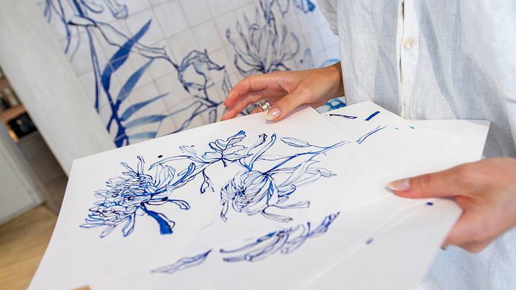 Esra Røises illustrasjoner er gjenskapt på keramiske fliser i Gevir-salongen. Illustrasjonene er tegnet for hånd med blekk på papir, deretter skannet og rentegnet av illustratøren, før de er printet rett på flisene med Canon Arizona-teknologi.