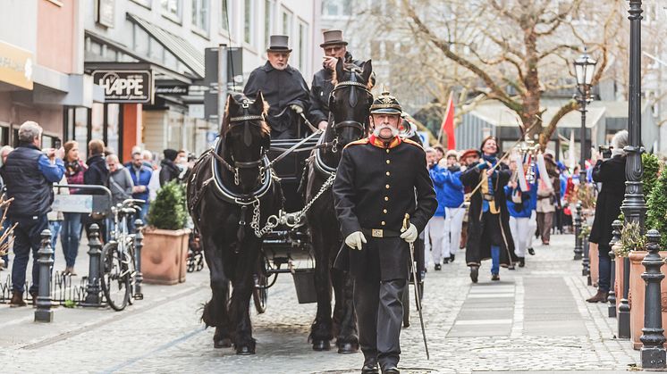 Den Auftakt gibt traditionell das Wecken von dem Kieler Altbürgermeister Asmus Bremer und seiner Frau