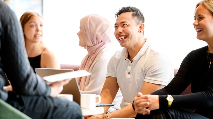 Industriföretag och Högskolan Väst utvecklar kurser som möter nya kunskapskrav för ledning och organisering i ett digitaliserat arbetsliv. Foto: Högskolan Väst.