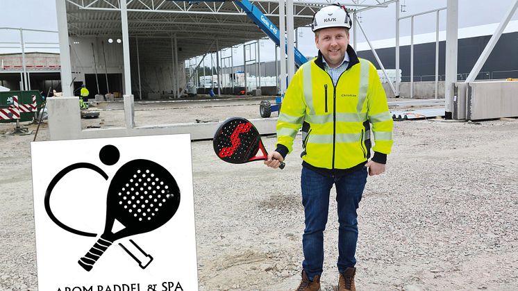Christian Lundell VD/​Arom-dekor Kemi AB framför den kommande paddelhallen.