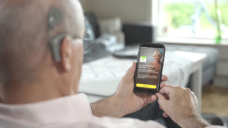 Wegweisende Cochlea-Implantat-Nachsorge aus der Ferne – der CochlearTM Remote Check ist ab sofort für deutlich mehr Patienten nutzbar (Fotos: Cochlear Ltd.)