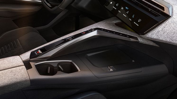 PEUGEOT_E5008_2403GJ_410.jpg
