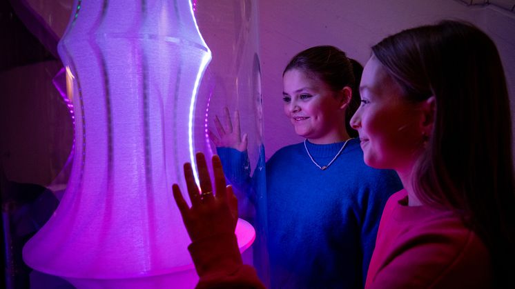 Gøy å utforske installasjonen "luminescens"! Foto: Gorm Gaare