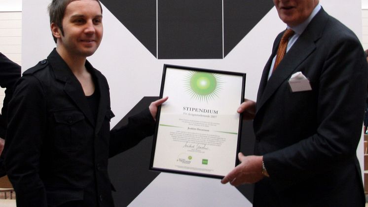 Joakim Oscarsson tar emot Michael Treschows designstipendium 2007