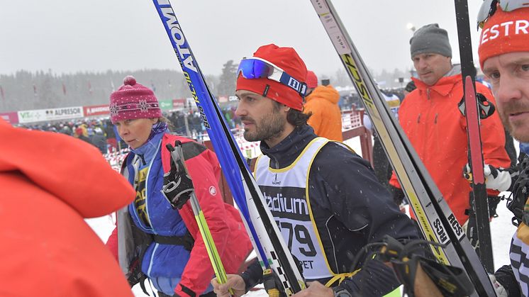 Prins Carl Philip på väg till start i det 95:e Vasaloppet