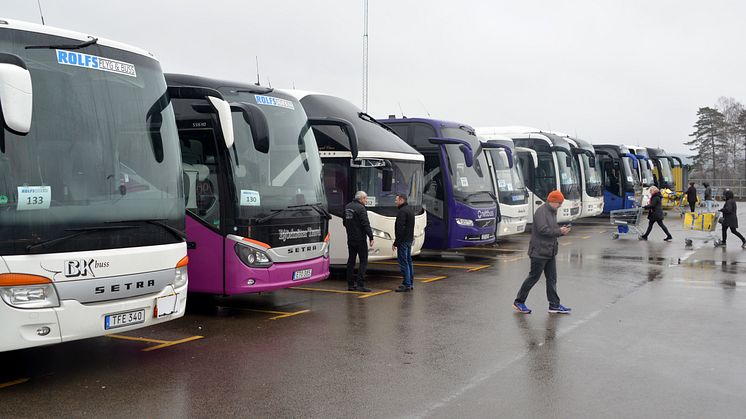 Bussar på parkeringen