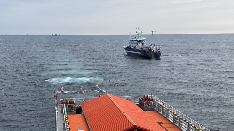 a close pass between the Skandi Nova shooting seismic and IMR RV Kristine Bonnevie