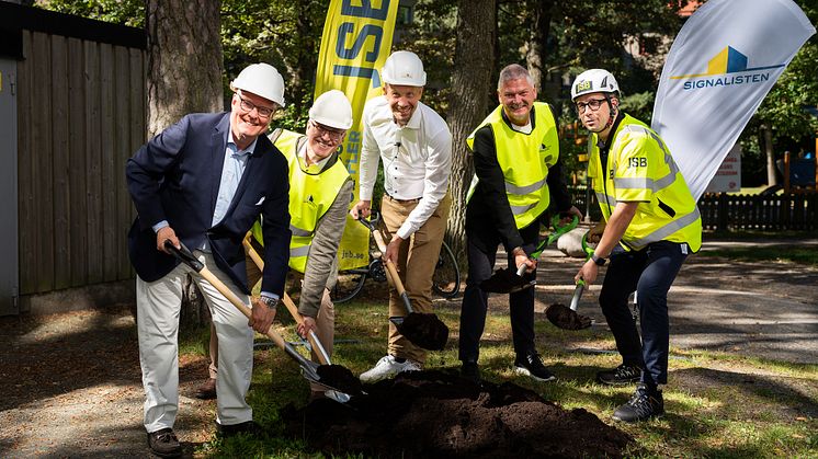 På bild från vänster: Magnus Nilsson (M), ordförande för Signalisten, Lars Jolérus, vd, Signalisten, Samuel Klippfalk (KD) ordförande i Omvårdnadsnämnden, Lennart Tuleberg projektchef Signalisten och Fredrik Leo, vd, JSB Construction AB. 