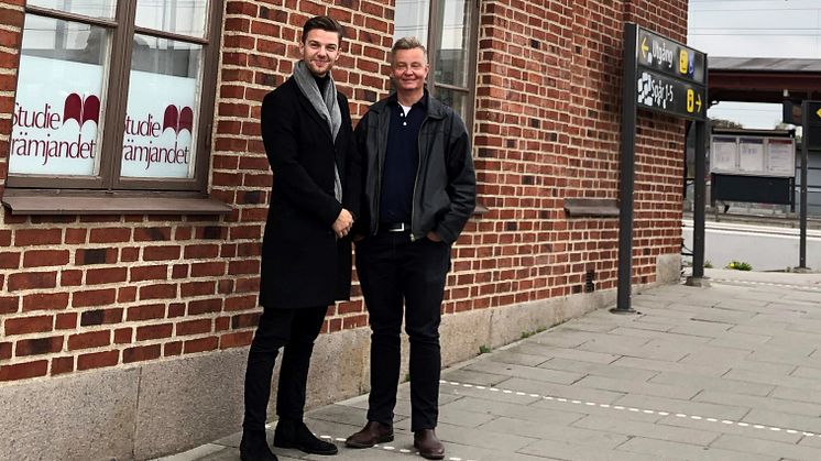 Kosovar Gashi, näringslivsstrateg och Lars Persson, näringslivschef är glada över att Eslöv klättrar hela 24 placeringar på Svenskt Näringslivs företagsrankning.