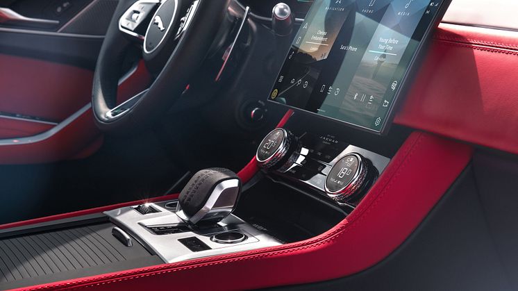 Jag_F-PACE_21MY_06_Location_Interior_06_Del_150920