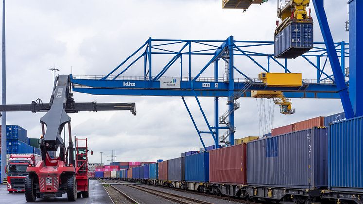 42 Container lang und 24 Tage auf der Schiene: Nun ist der "Fressnapf-Zug" sicher am Duisburger Hafen eingetroffen. Foto: © dws Werbeagentur GmbH