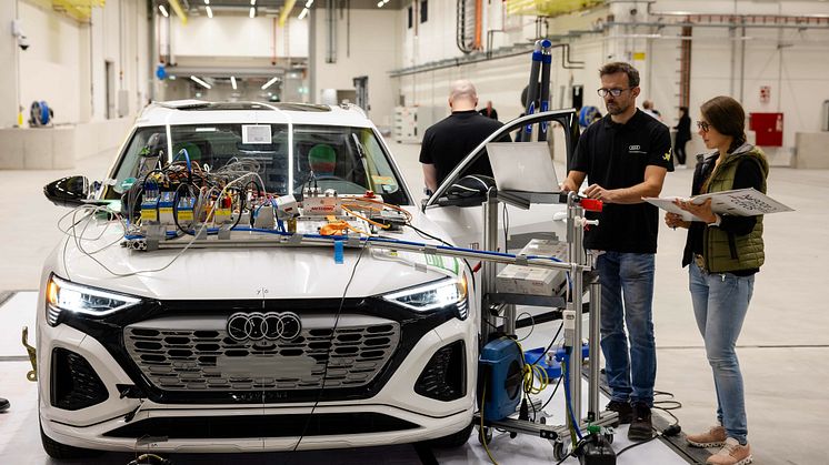 Forberedelser til en kollisionstest i Audi Vehicle Safety Center