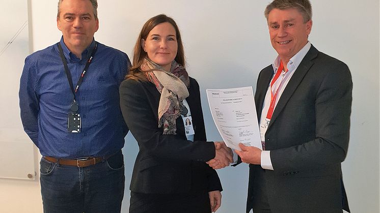 Signerte avtale om sikring av master. Fra venstre: Leif Halvor Moen, Statnett, Liv Janne Jacobsen, Statnett og Dagfinn Berge, TESS as. 