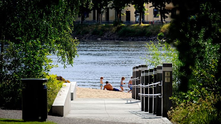 Familj på stranden i Sandgrundsparken
