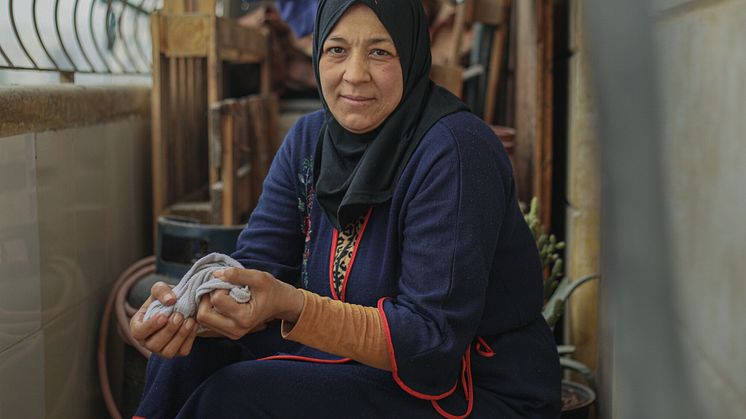 Khadija drabbades av jordbävningen, hon använder hygienkiten hon tidigare fått av Oxfam. Foto: Islam Mardini/ Oxfam