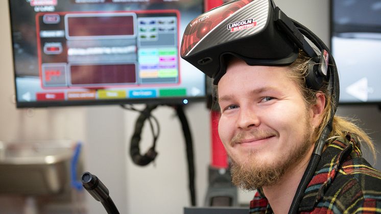 Mathias Skjerpen prøver sveisesimulatoren - Det ser ut til at han er fornøyd