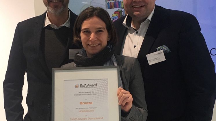 (v.li.n.re.:) Michael Schulz, Regional Director Rhein der unterstützenden Agentur Territory CTR GmbH, Anja Won, Projektleitung :doppelpunkt, und Bernd O. Engelien, Leiter der Unternehmenskommunikation, bei der EWA-Preisverleihung am 1. Dezember.
