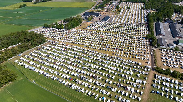 Mobilt boende har blivit ett framgångsrecept när det kommer till stora evenemang som Sweden Rock och orienteringsfesten O-Ringen. Närheten till en husvagn eller husbil bildar en perfekt helhet som inte tappar i popularitet. Foto: Sweden Rock