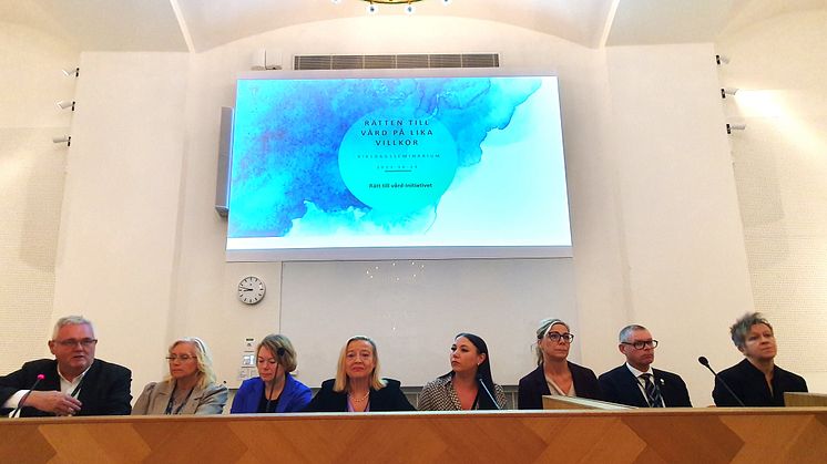 Riksdagsseminarium 18.10.2023. Från vänster Anders W Jonsson C, Camilla Rinaldo Miller KD, Malin Danielsson L, Karin Rågsjö V, Yasmine Bladelius S, Linda Lindberg SD, Thomas Ragnarsson M, Ulrika Westerlund MP. Foto Ingrid Eckerman. 