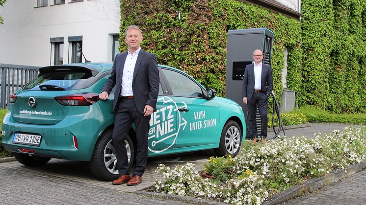 Zwei für Westfalen Weser wichtige Themen vereint: Jürgen Noch (v.) und Andreas Speith mit einem der beiden Elektroautos nur für Azubis.