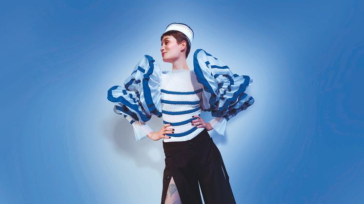Foto: Anna Palermo_Elite Model Management Paris) De blå striber var oprindeligt en del af uniformen i den franske flåde (1858). Takket være Coco Chanel og ikke mindst som her Jean Paul Gaultier er mønstret stadig i brug.