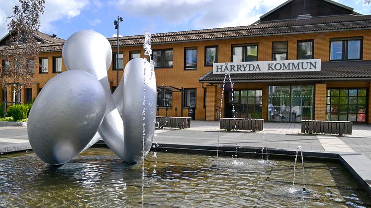 Kommunhuset i Mölnlycke, Härryda kommun. Skulptur i förgrunden "Nod" av Eva Hild.