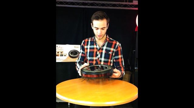 Sebastian visar nya generationens städhjälp, robotdammsugaren Agama AiBot RC-530A.