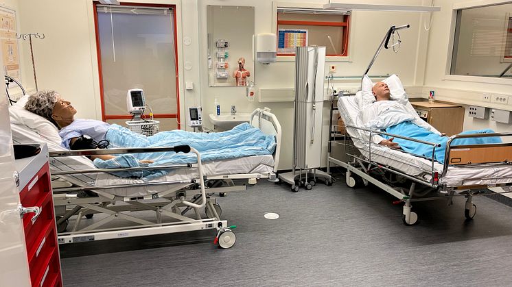 Vårdlabbet består av ett antal rum, här är sjukhusmiljön där simulatordockan Rut och tyngddockan Ove finns.