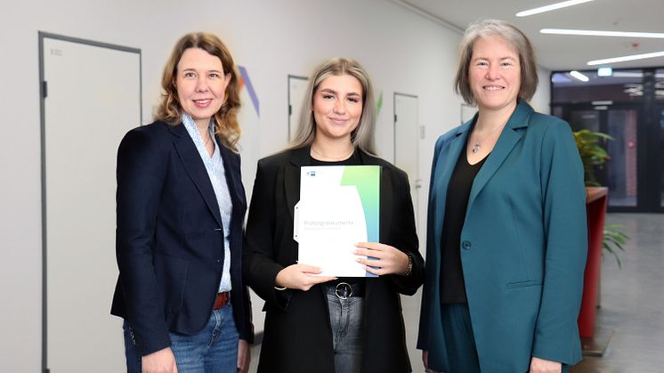 Zusammen mit Silke Bullermann (l.), Ausbildungsleiterin der IHK-Berufe an der Universität Vechta, und Präsidentin Prof.in Dr.in Verena Pietzner  (r.): Sophia Mählmann.