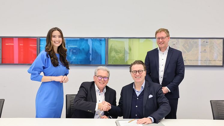 Sabrina Hanner (Bayernwerk-Akademie Geschäftsführerin), Bayernwerk-Vorstand Albert Zettl, Dr. Jürgen Helmes (Hauptgeschäftsführer der IHK Regensburg) und IHK-Akademieleiter Robert Wiedemann (v.li.)