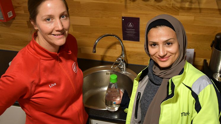 Så här såg det ut i Örnsköldsvik i morse när tävlingsvattnet tappades upp i den Kranmärkta verksamheten hos Friskis & Svettis. På bilden Lisa Holmgren, Friskis & Svettis och Óla Shahrour, kvalitets- och miljöansvarig för VA hos MIVA.