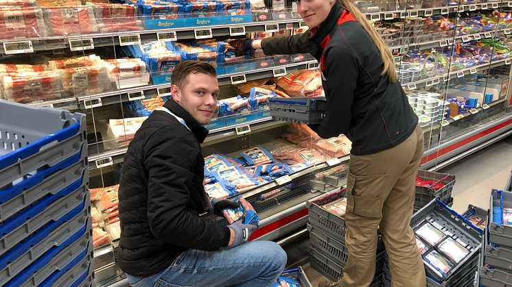 Fanny Petersson på ICA Maxi Ronneby och Markus Nilsson på Atria  fyller upp med Lönneberga.