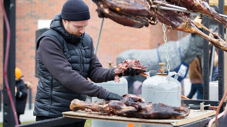 ELG - Johannes Barli fra Hygga Fjellkro står for helgrilling av elg på matmarkedet -  FOTO Ringsaker kommune.JPG