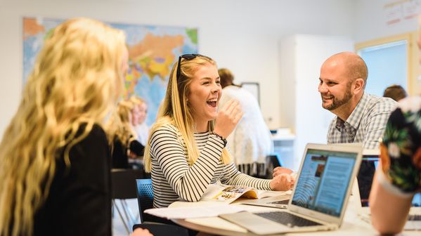 Elever och lärare på Erlaskolan Östra